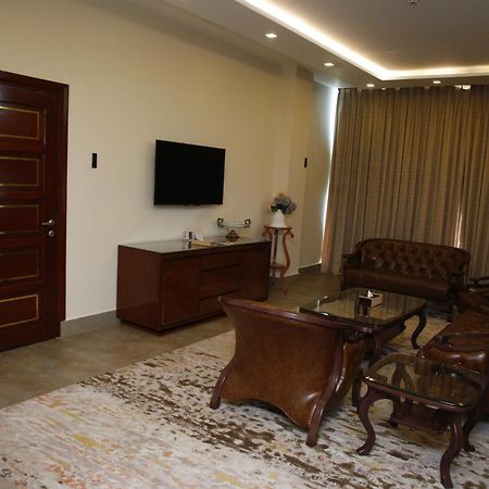 Royal Swiss Lahore Exterior foto A living room in a hotel