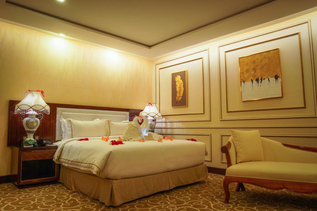 Royal Swiss Lahore Exterior foto A bedroom at the hotel