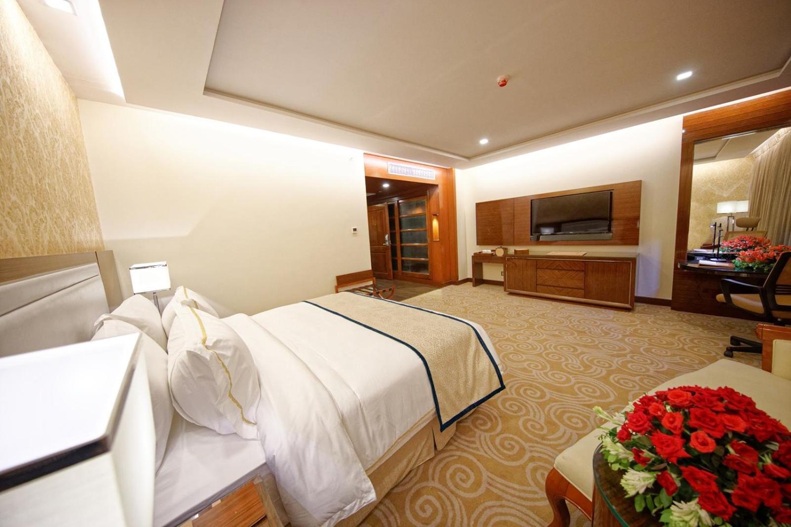 Royal Swiss Lahore Exterior foto A bedroom at the hotel