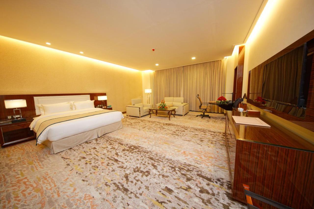 Royal Swiss Lahore Exterior foto A room at the hotel
