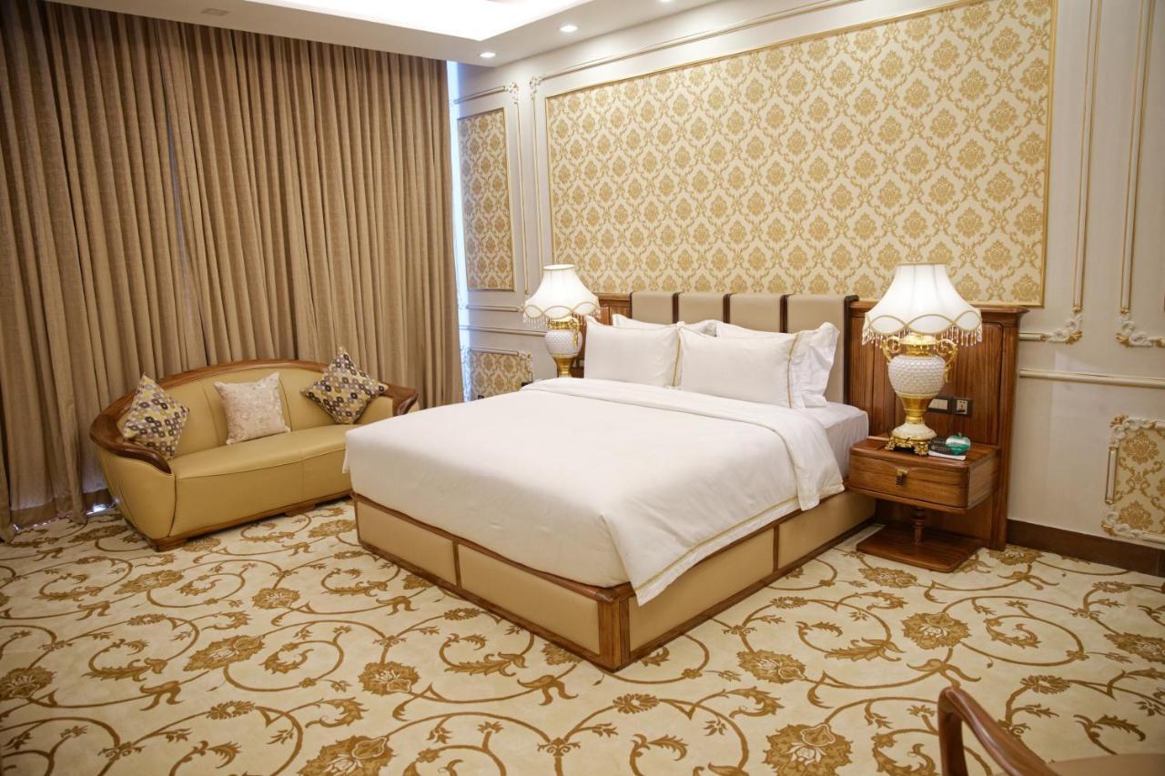 Royal Swiss Lahore Exterior foto A bedroom at the hotel